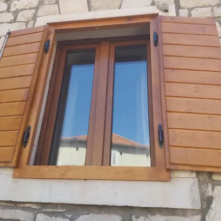 Dora Apartment *