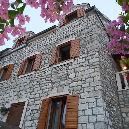 Dora Apartment *