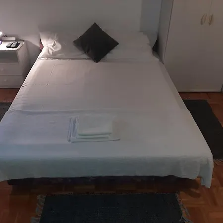Apartment Dora *