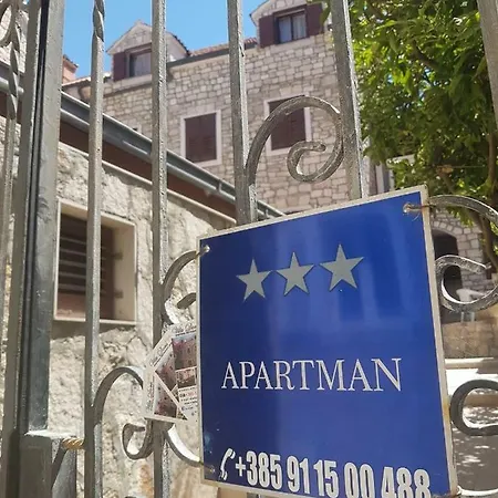 Apartment Dora *