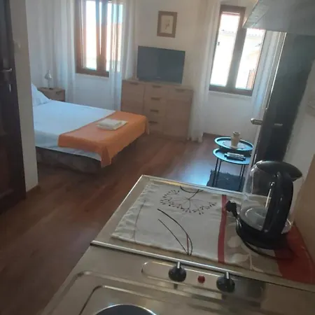 Apartment Dora *
